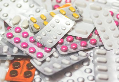 Sem antibióticos, analgésicos e até soro: falta de medicamentos atinge mais de 80% das cidades